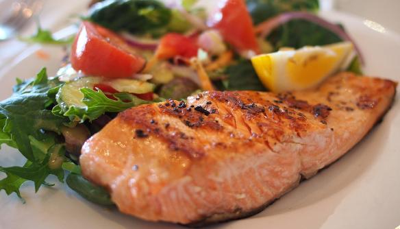 Běžný český jídelníček neobsahuje dostatek potravin s omega-3 mastnými kyselinami, proto se doporučuje zvýšit konzumace ryb, případně příjem doplnit potravinovými doplňky.