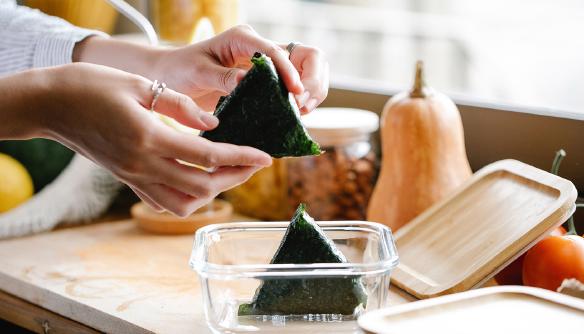 Alternativním zdrojem omega-3 mastných kyselin může být řasa nori, často využívaná na přípravu sushi a jiných asijských pokrmů