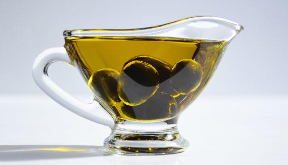Olivový olej účinně brání před oxidací a udrží omega-3 mastné kyseliny čerstvé až do střeva, kde jsou vstřebány ve vysokém množství