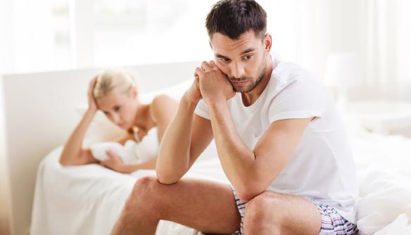 Nejvýraznější příznak poklesu hladiny testosteronu je snížení libida nebo problémy s erekcí.
