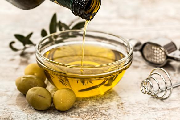 Olivový olej pomáhá využití omega-3 mastných kyselin v těle, bývá proto součástí kvalitních produktů