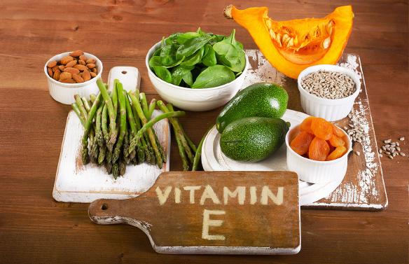 Vitamín E může pomoct při symptomech jako je nespavost, nevolnost, návaly horka nebo únava