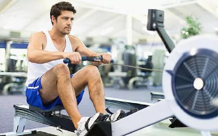 Pro zvýšení testosteronu je efektivní zvedání těžkých vah nebo dynamické rychlé cvičení.