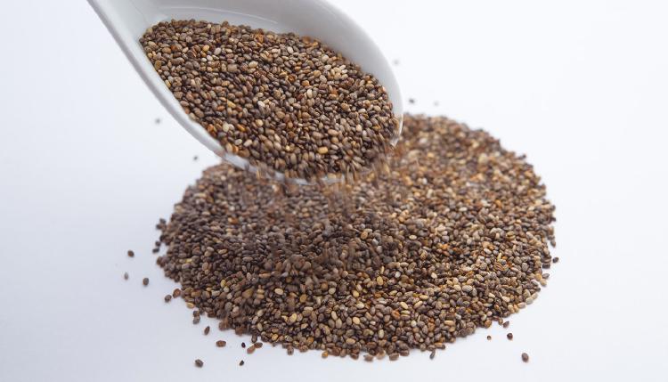Chia semienka sú neuveriteľne výživné ako po stránke minerálov a esenciálnych aminokyselín, tak aj obsahom omega-3 mastných kyselín